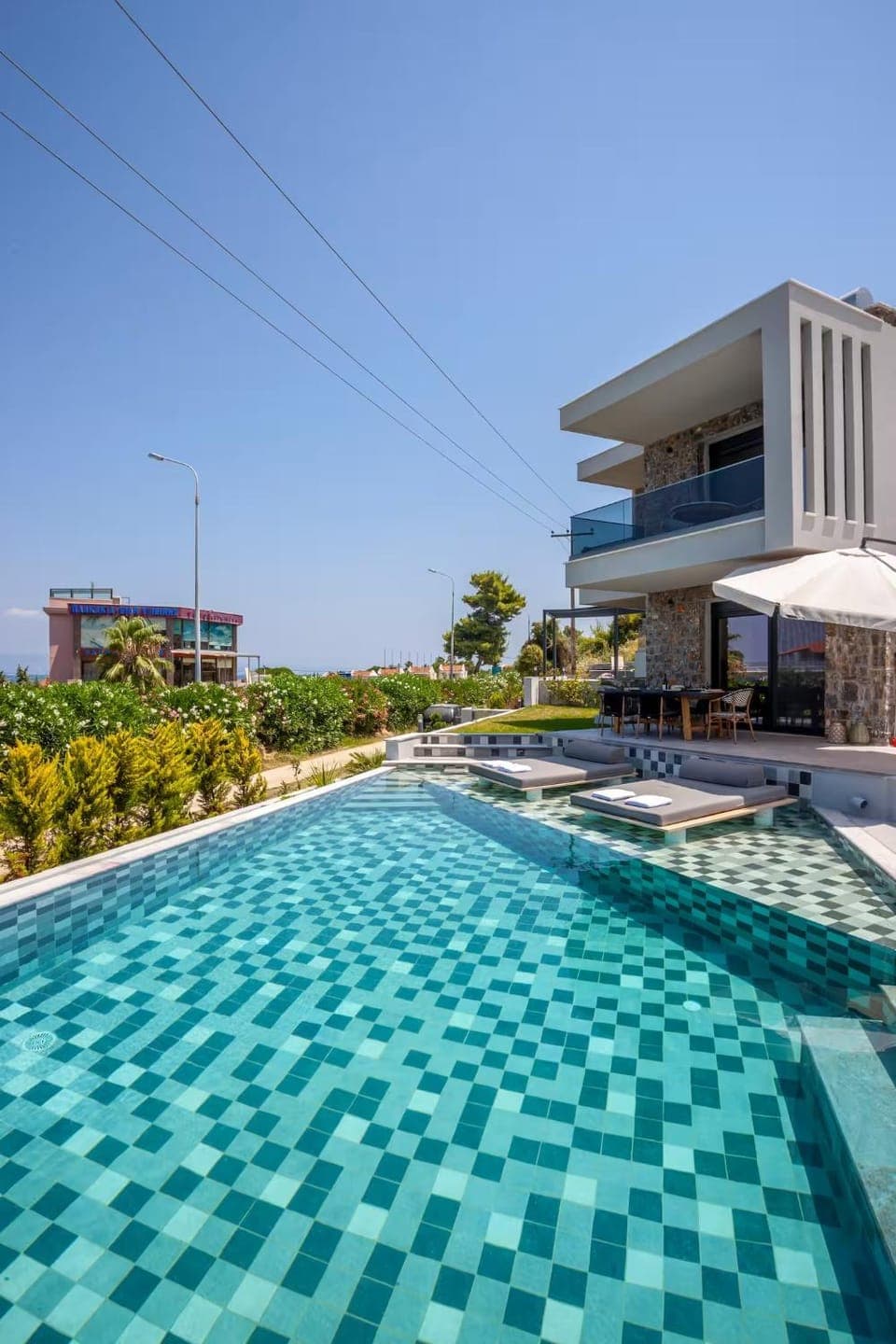 Property building, Day, Pool view, Swimming pool