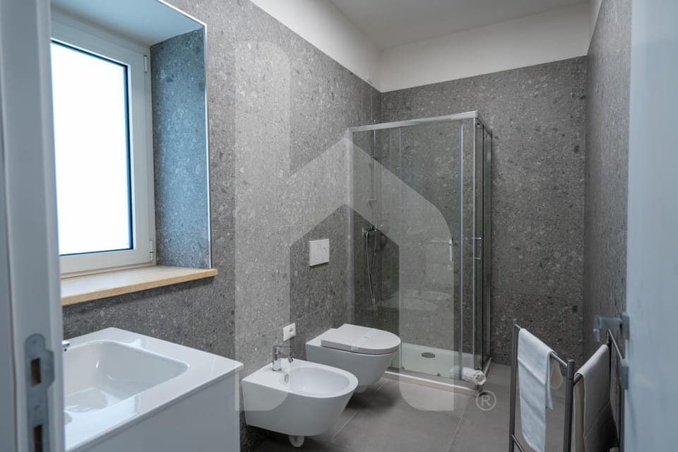 Shower, Toilet, Bathroom, Bath, bidet, towels