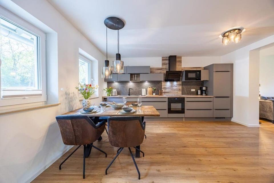 Coffee/tea facilities, Kitchen or kitchenette, Dining area, dishwasher, oven, stove