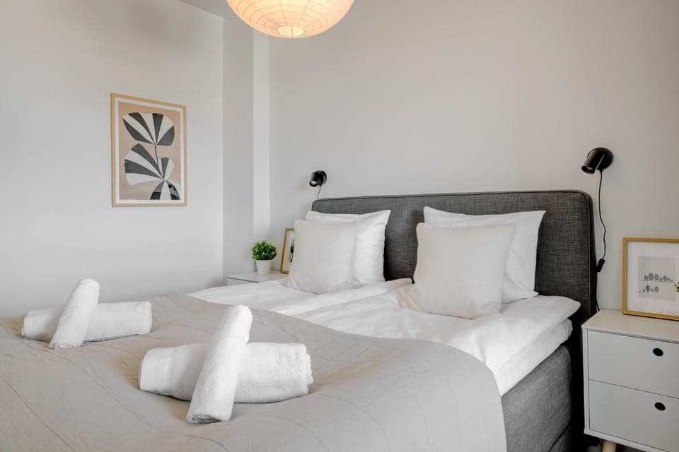 Bed, Bedroom, towels