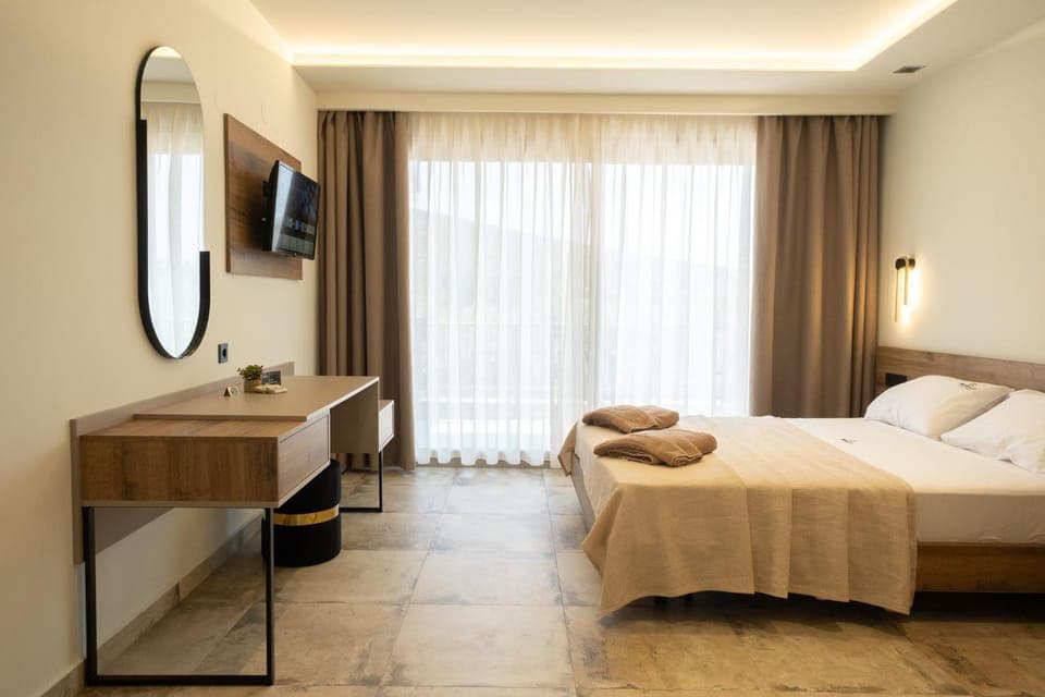 Bed, TV and multimedia, Bedroom