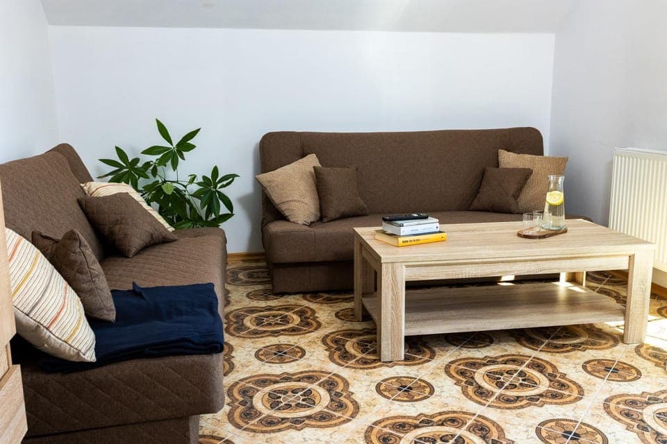 Photo of the whole room, Seating area