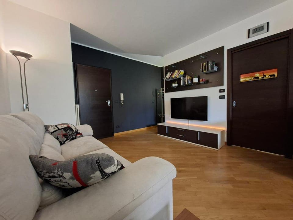 TV and multimedia, Living room, Seating area, Evening entertainment