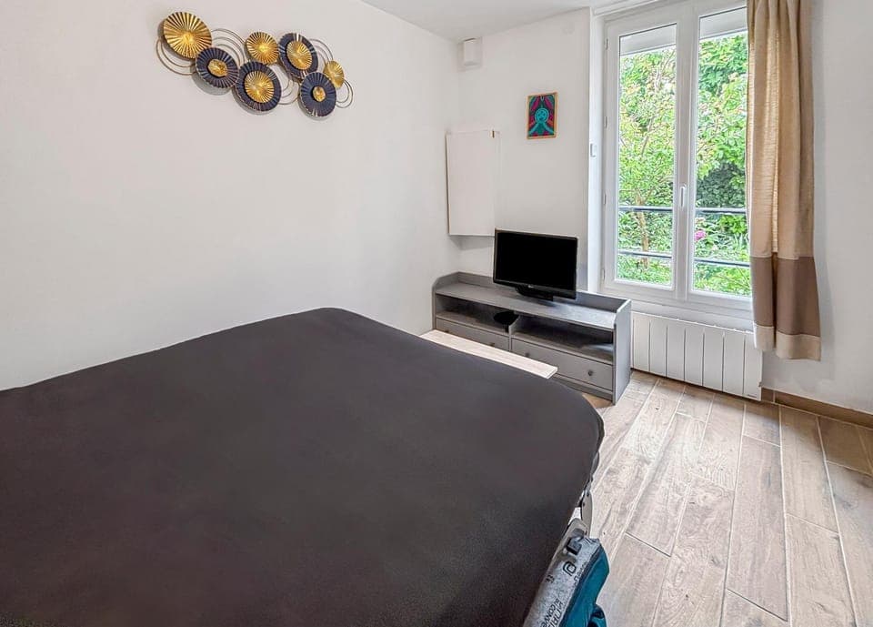 Bed, TV and multimedia