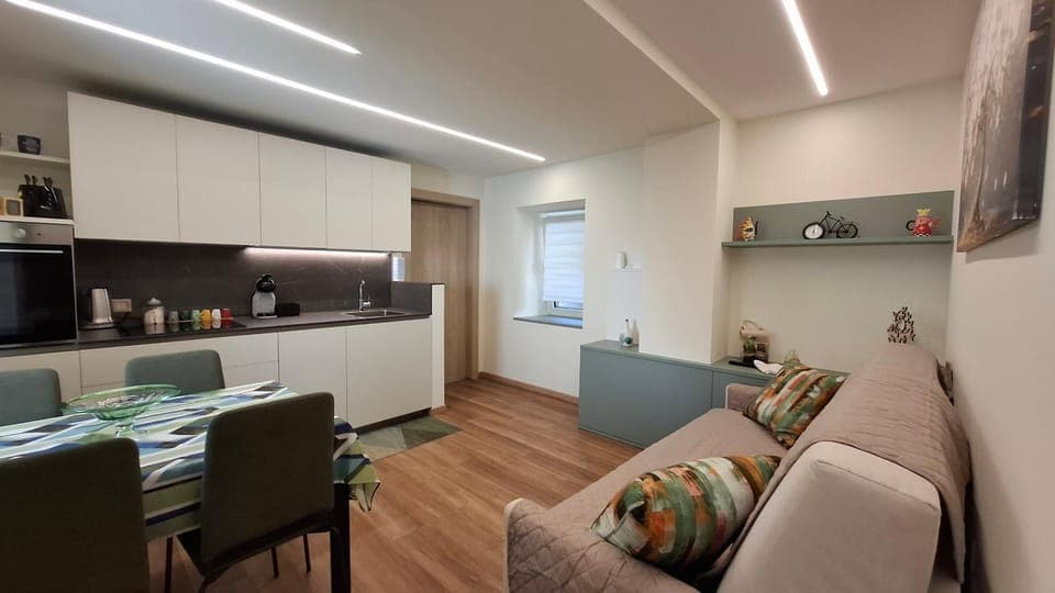 Coffee/tea facilities, Kitchen or kitchenette, Living room, Seating area, Dining area, oven, stove