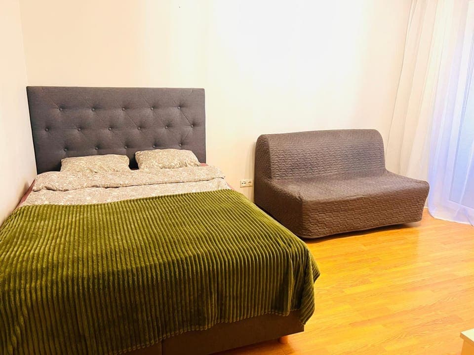 Bed, Photo of the whole room, Seating area, Bedroom