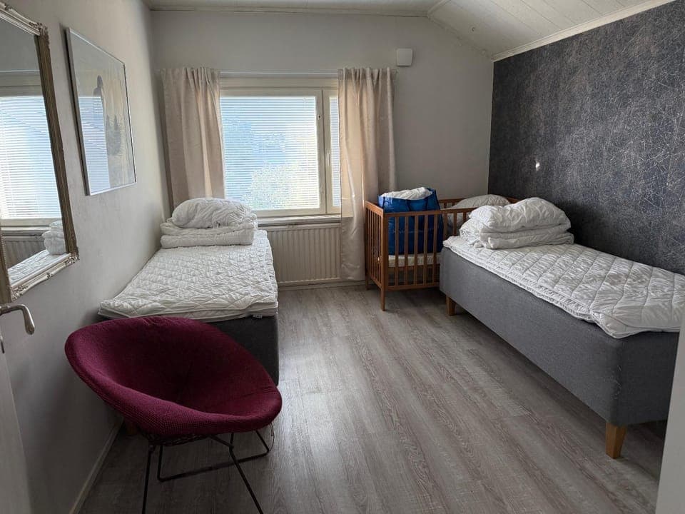 Bed, Other, Photo of the whole room, Bedroom, Street view, group of guests, cot