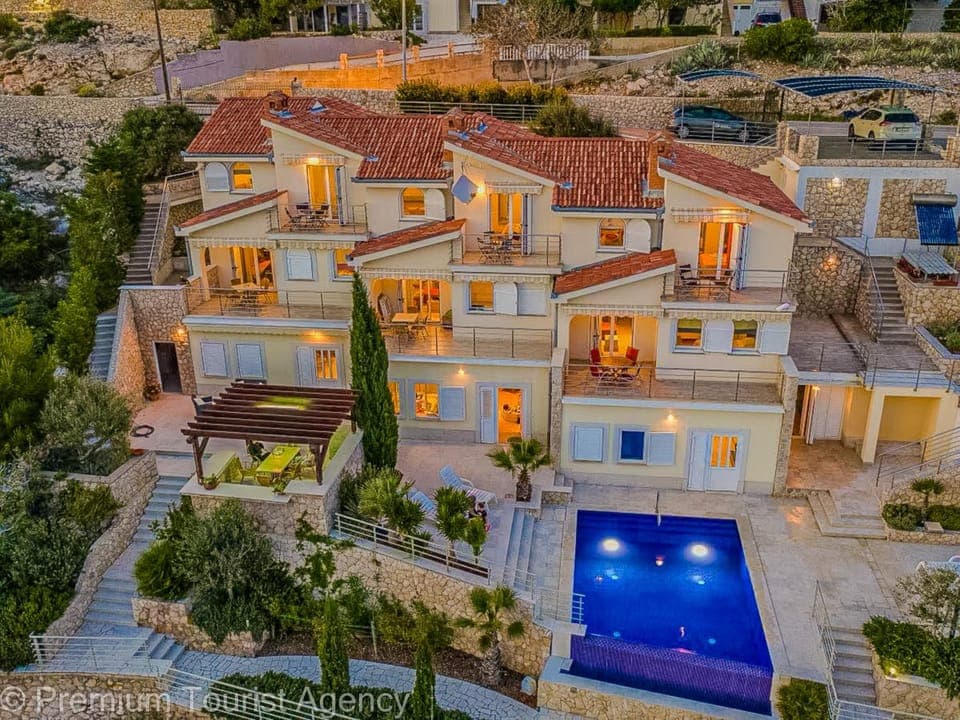 Property building, Bird's eye view, Swimming pool, sunbed