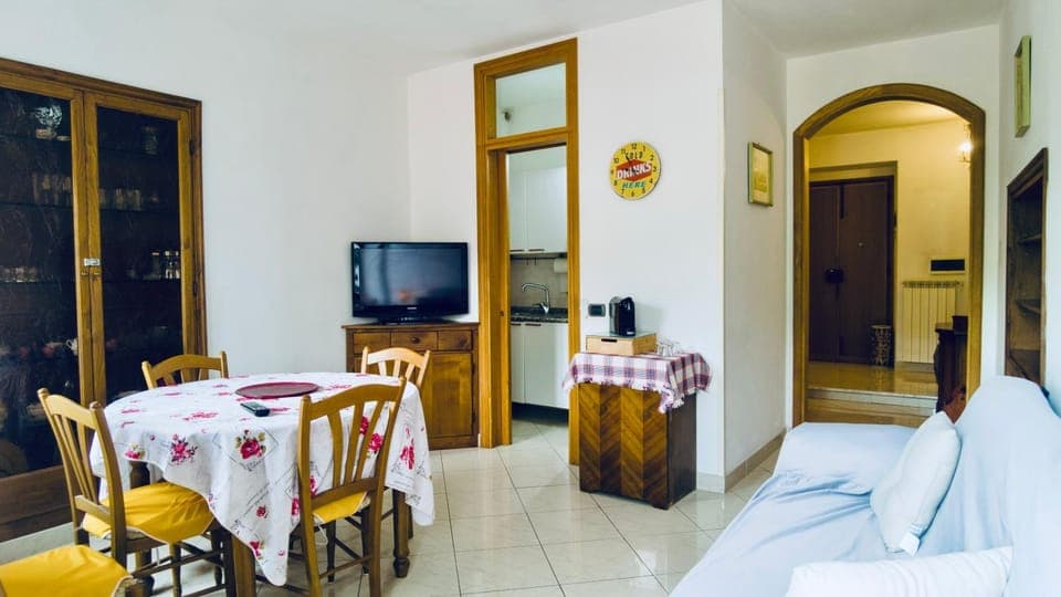 Communal lounge/ TV room, TV and multimedia, Living room, Seating area, Dining area