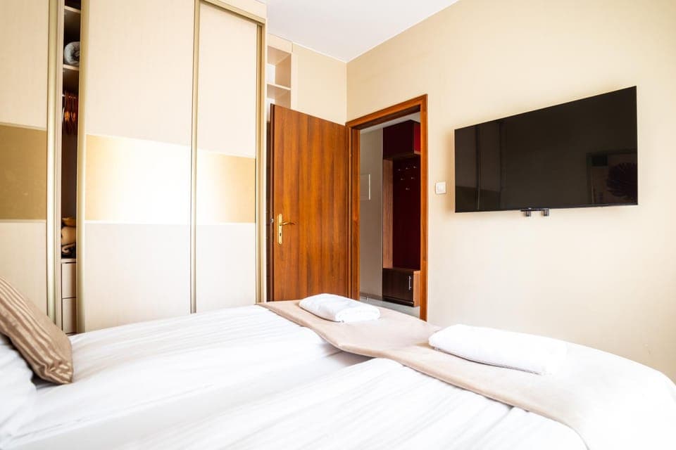 Bed, TV and multimedia, Photo of the whole room, Bedroom, wardrobe