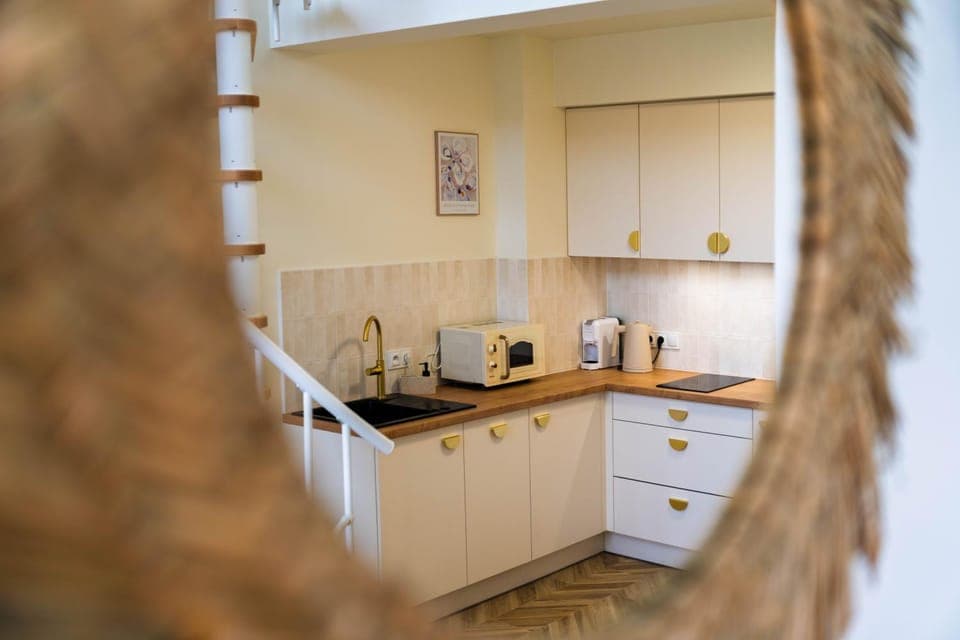 Coffee/tea facilities, Kitchen or kitchenette, stove