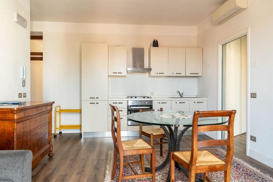 Kitchen or kitchenette, Living room, Seating area, Dining area, stove