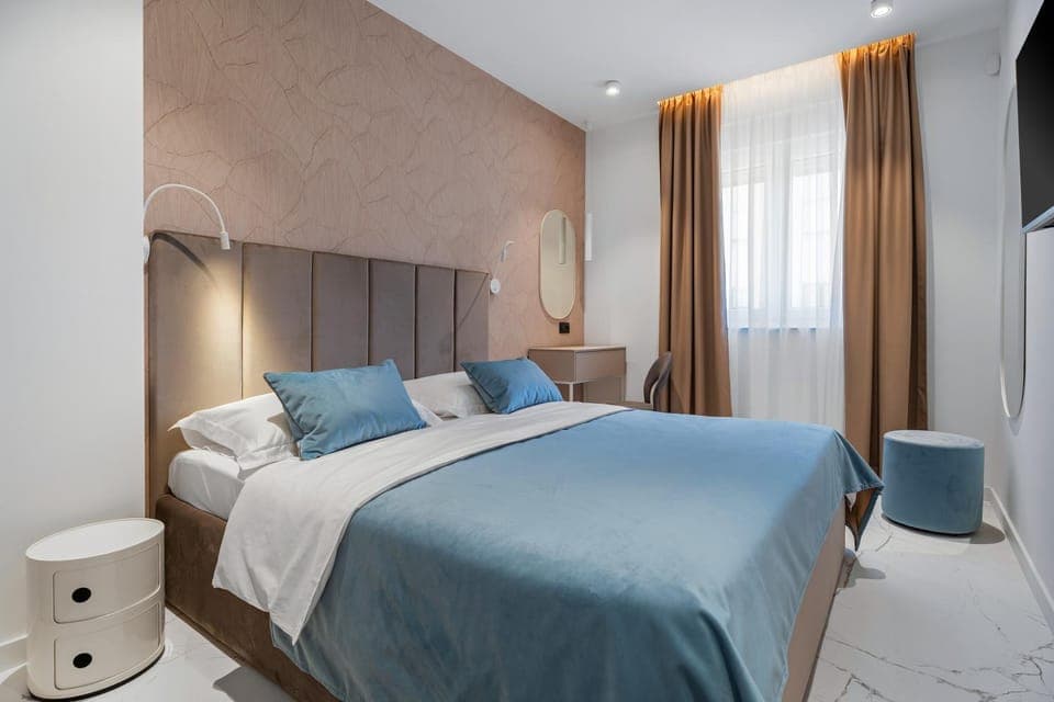 Bed, TV and multimedia, Photo of the whole room, Seating area, Bedroom