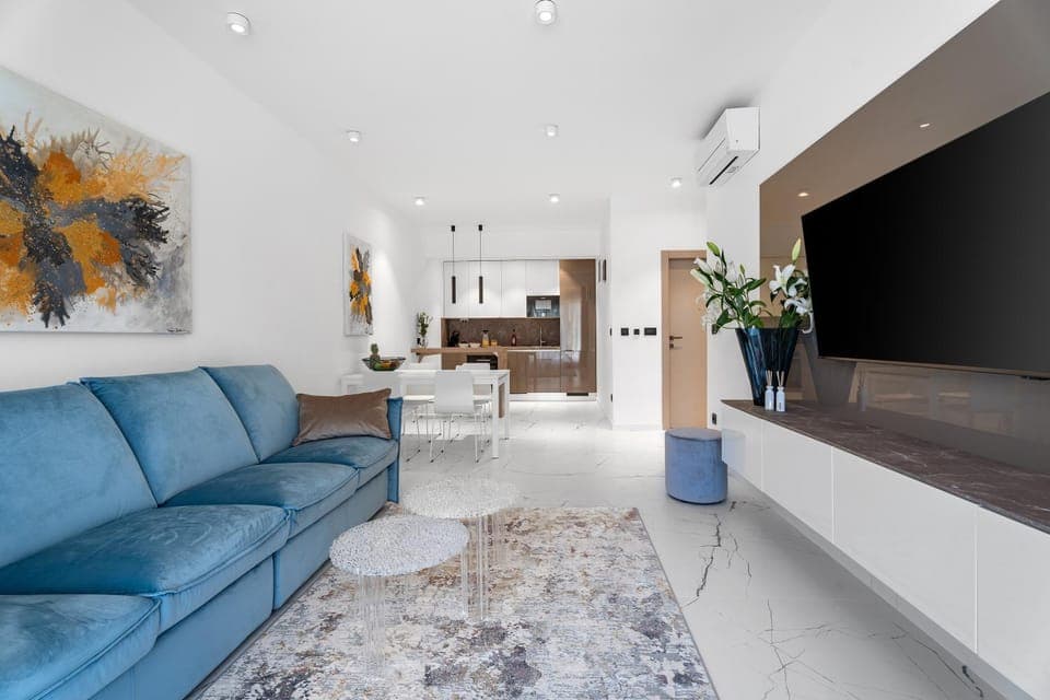 Day, TV and multimedia, Living room, Decorative detail, Seating area