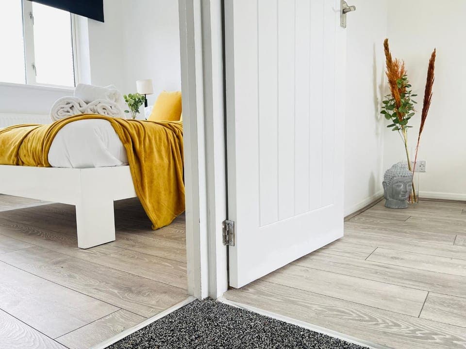 Bed, Bedroom, heating, towels