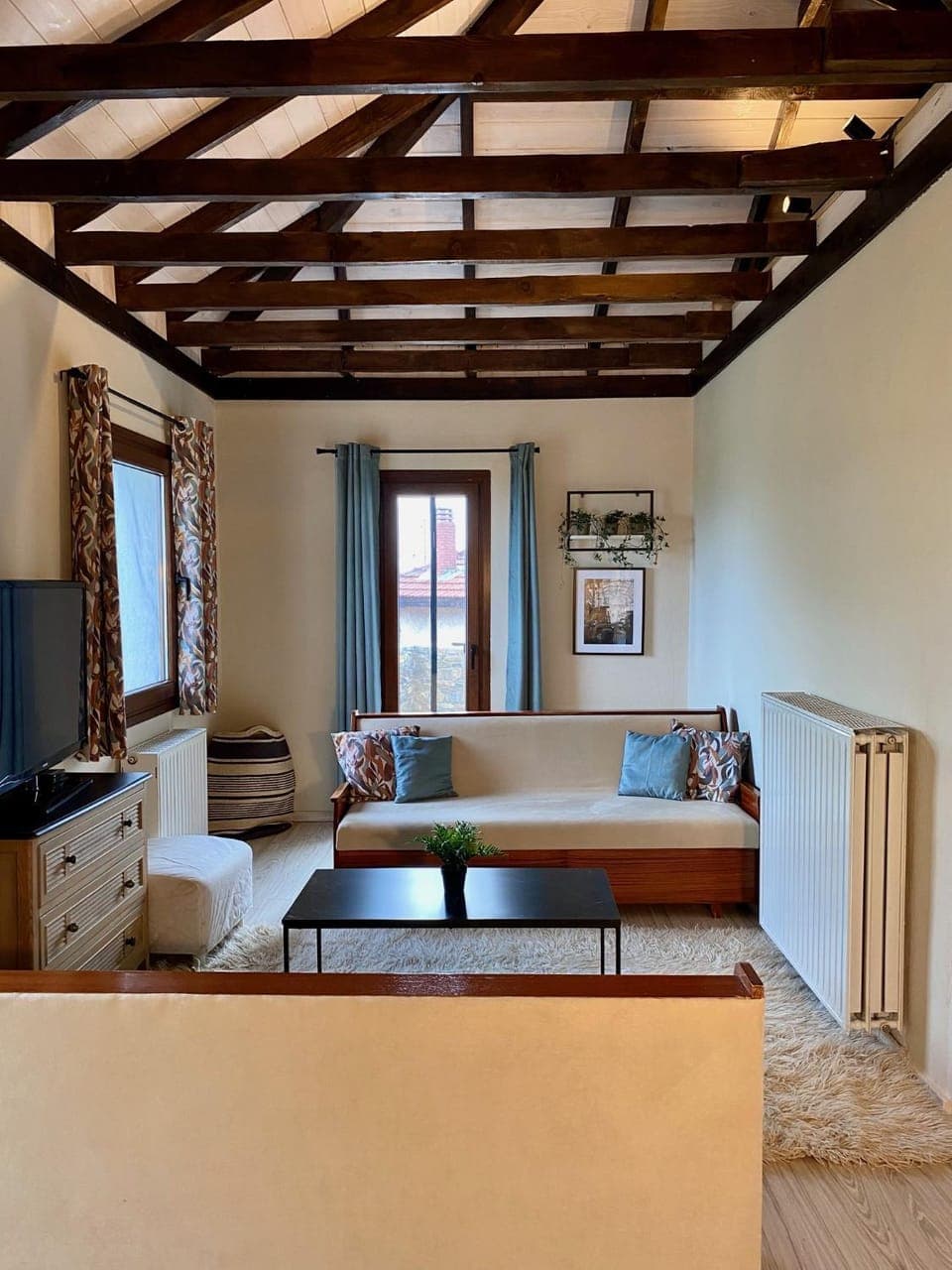 Library, TV and multimedia, Living room, Seating area, Garden view, Lake view, Mountain view