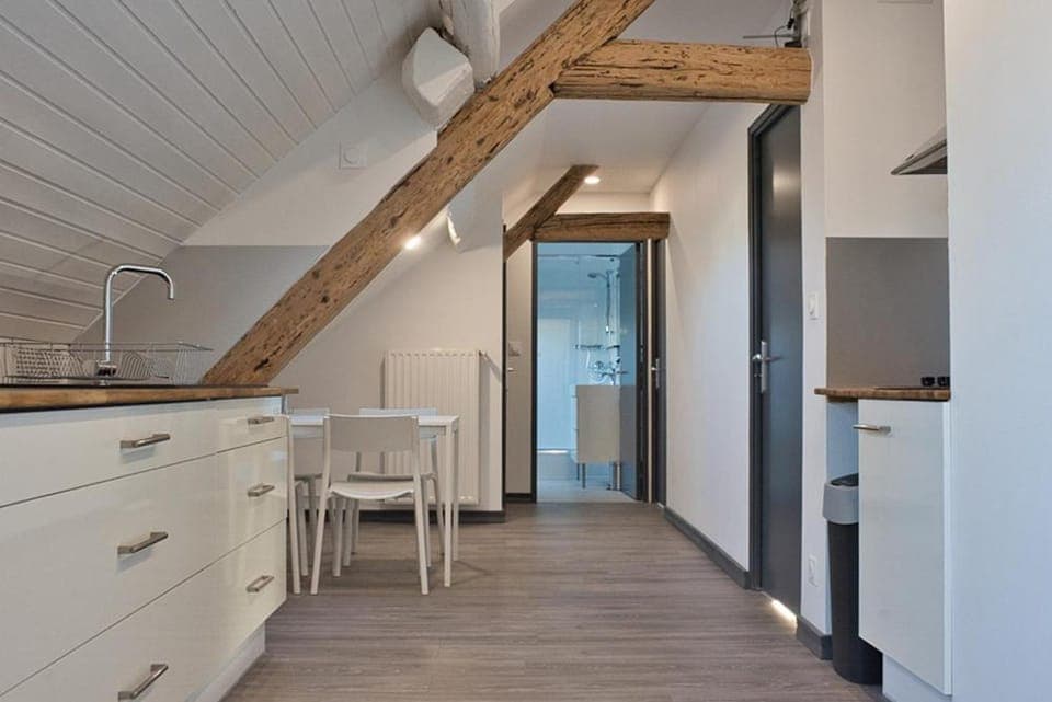 Kitchen or kitchenette, Dining area