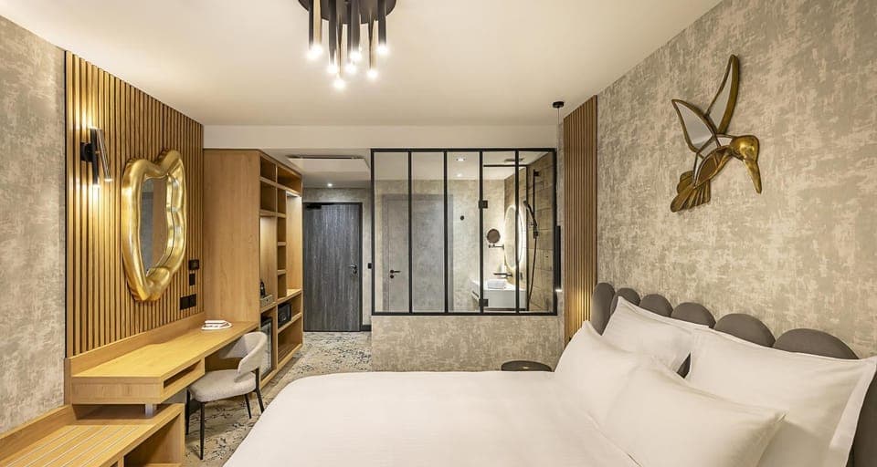 Bed, View (from property/room), Photo of the whole room, Decorative detail, Bedroom, wardrobe