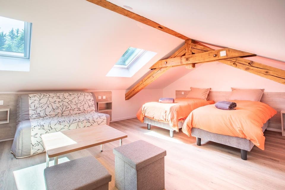 Bed, Photo of the whole room, Seating area, Bedroom