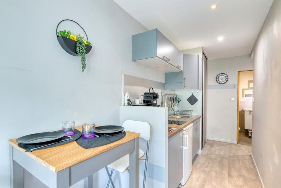 Kitchen or kitchenette, Dining area, stove