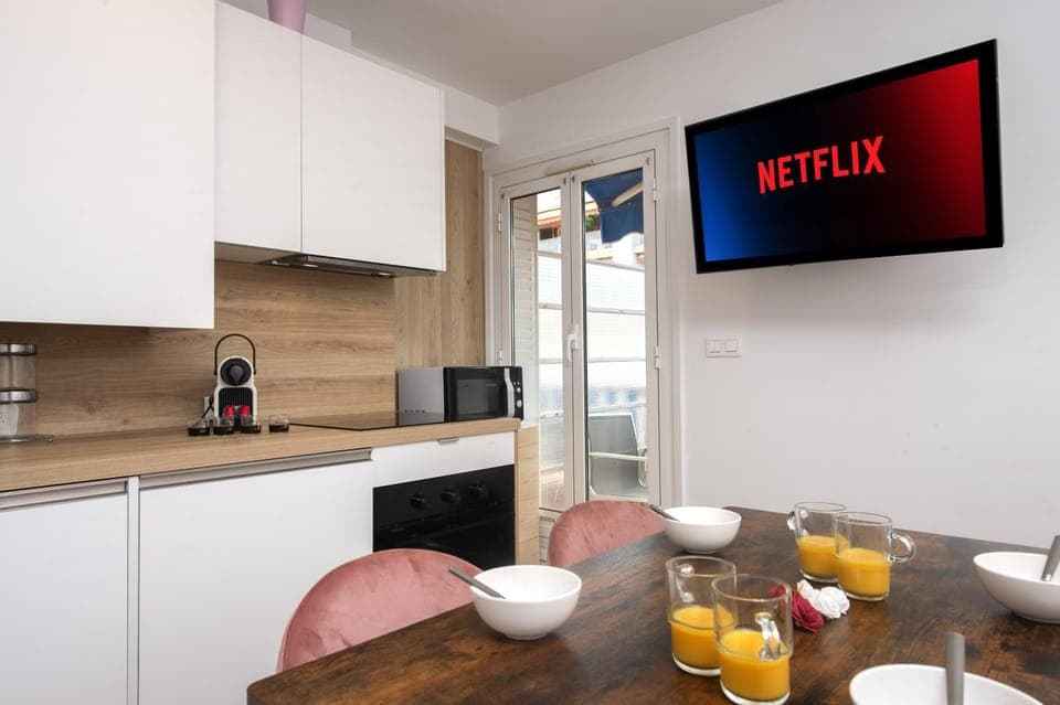 TV and multimedia, Coffee/tea facilities, Kitchen or kitchenette, Dining area