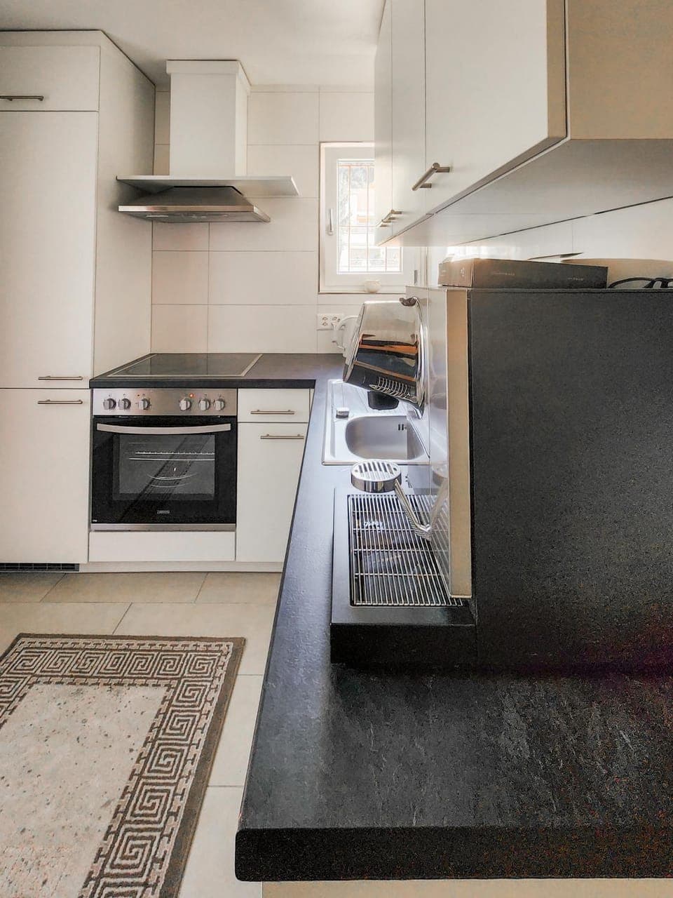 Coffee/tea facilities, Kitchen or kitchenette, dishwasher, oven, stove