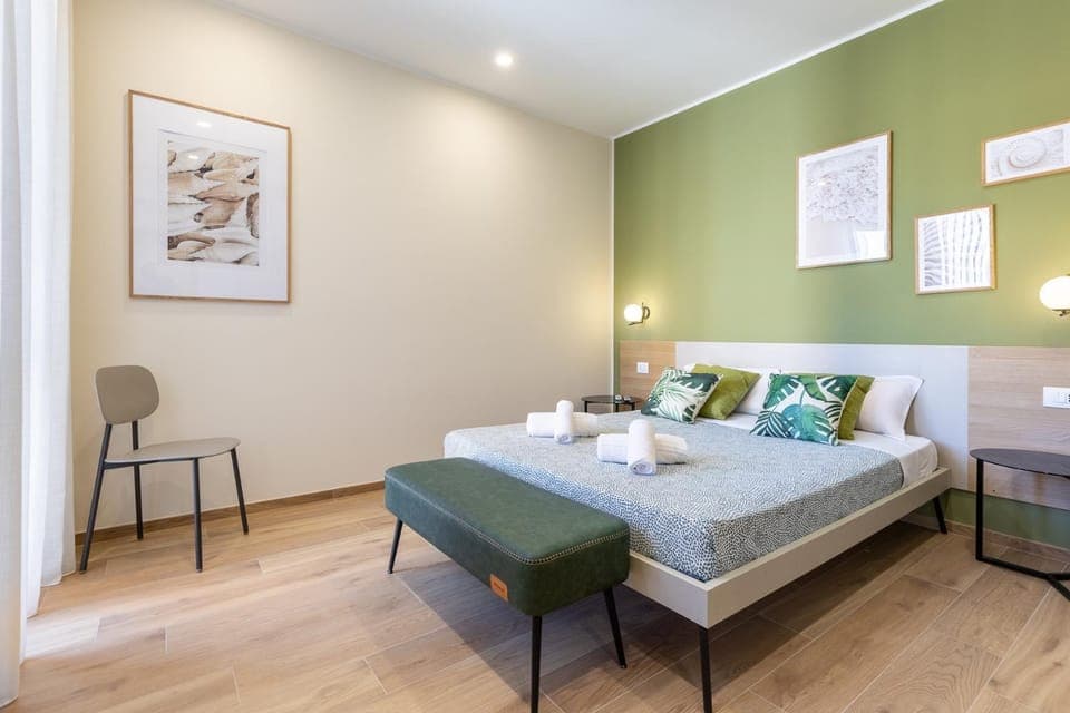 Bed, Bedroom, towels