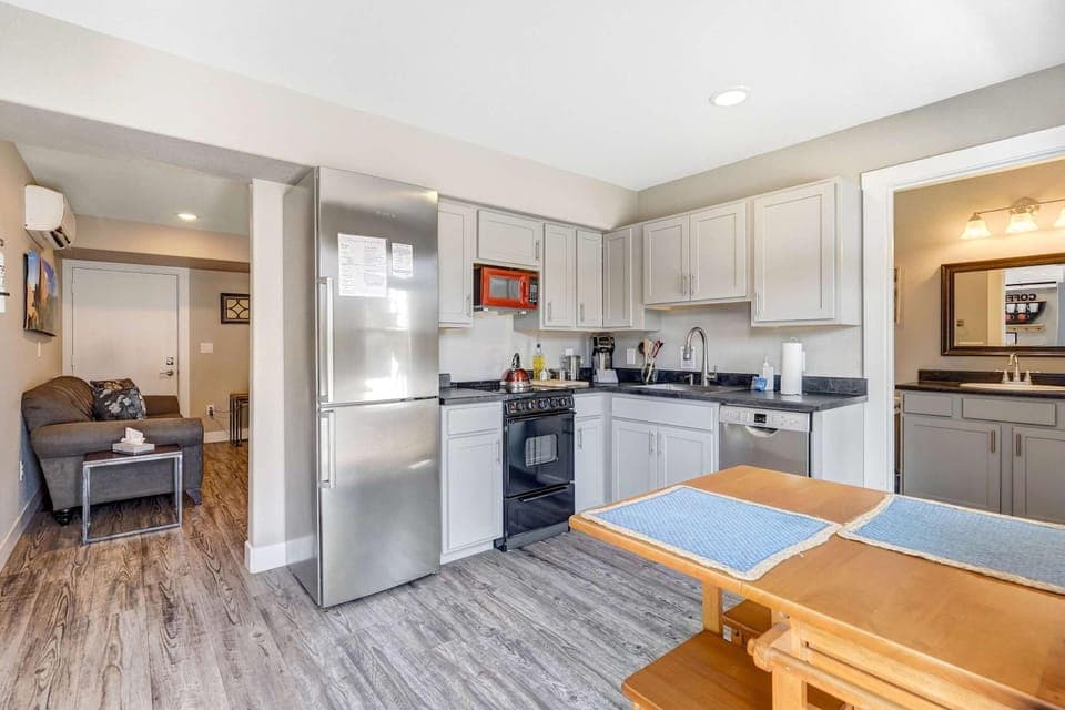 Vermijo Nook Walk to OCC Downtown w Fire Pit Apartment in Old Colorado City