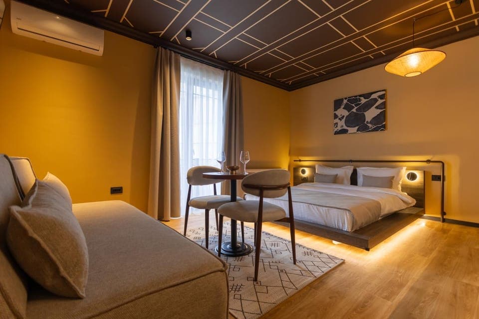 Dining area, Bedroom, air conditioner