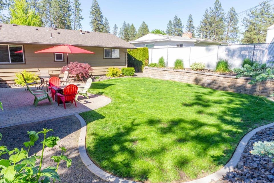 Property building, Patio, Day, Natural landscape, Garden, Garden view