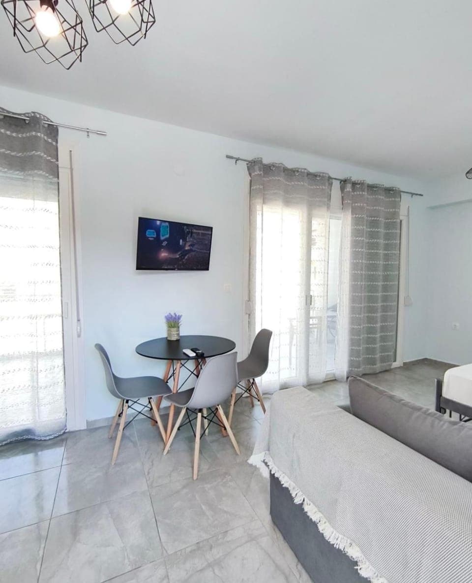 Bed, TV and multimedia, Living room, Photo of the whole room, Seating area, Dining area