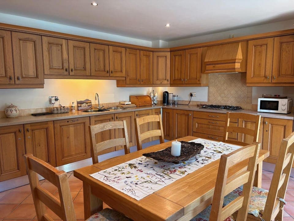 Kitchen or kitchenette, Dining area, stove