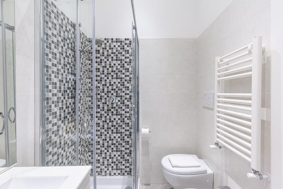 Shower, Toilet, Bathroom, towels