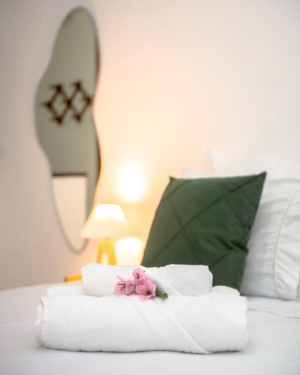 Bed, Photo of the whole room, Decorative detail, Bedroom