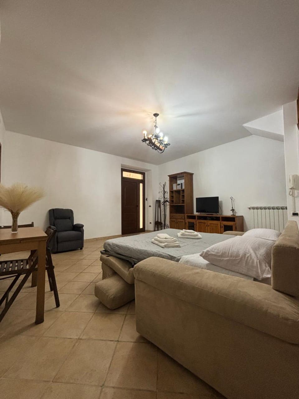 Living room, Photo of the whole room, Bedroom