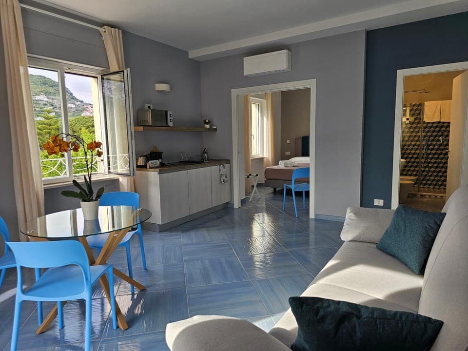 Kitchen or kitchenette, Living room, Seating area, Dining area