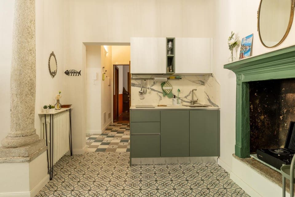 Bathroom, Kitchen or kitchenette, stove