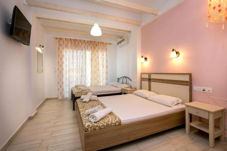 Bed, TV and multimedia, Photo of the whole room, Bedroom, towels