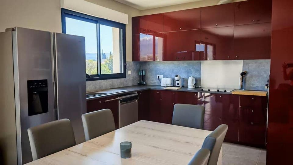 Coffee/tea facilities, Kitchen or kitchenette, Dining area, dishwasher, oven, stove, toaster