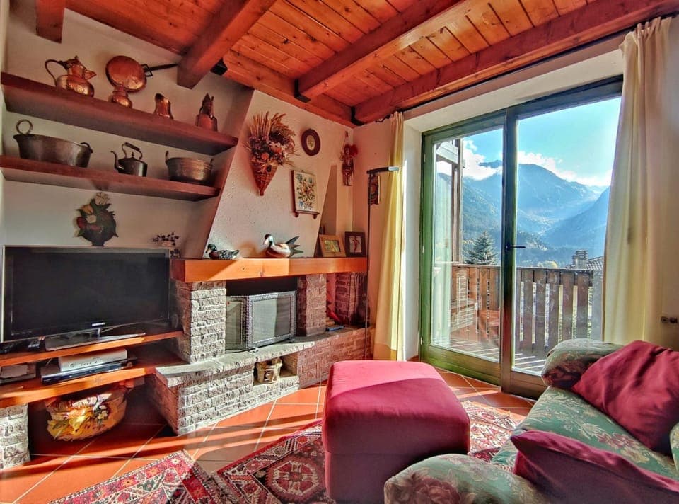 Communal lounge/ TV room, Natural landscape, TV and multimedia, Living room, Seating area, Evening entertainment, Mountain view, fireplace, internet