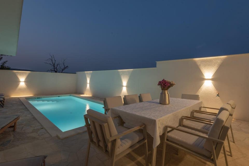 Property building, Restaurant/places to eat, Swimming pool, Breakfast