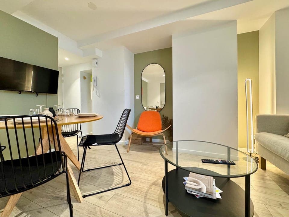 TV and multimedia, Living room, Seating area, Dining area