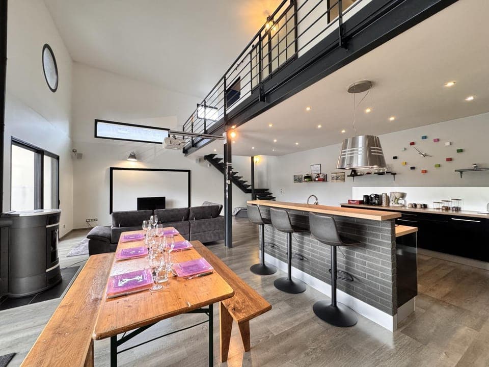 Kitchen or kitchenette, Living room, Seating area, Dining area