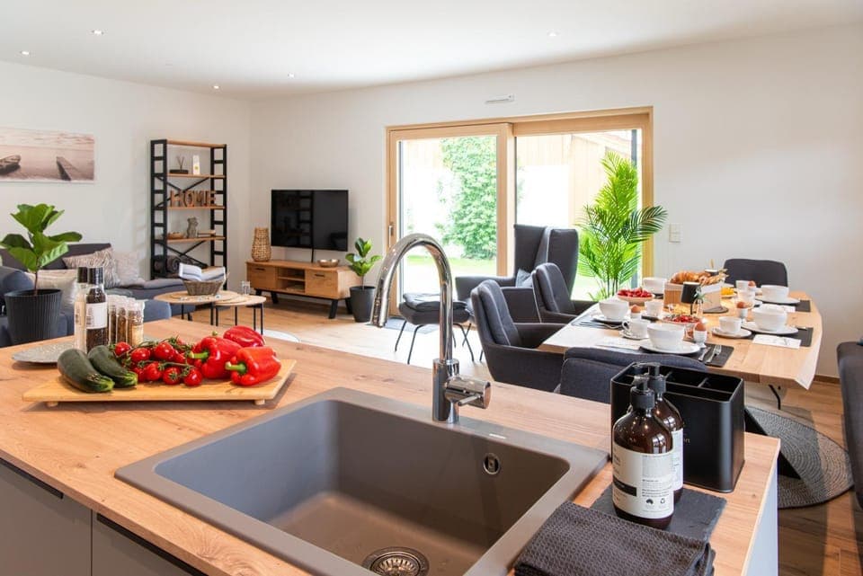 Communal lounge/ TV room, TV and multimedia, Living room, Food and drinks, Seating area, Dining area, Evening entertainment, Food