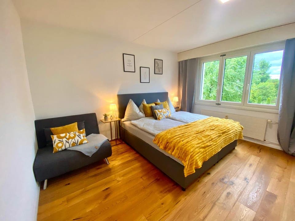 Bed, Photo of the whole room, Seating area, Bedroom