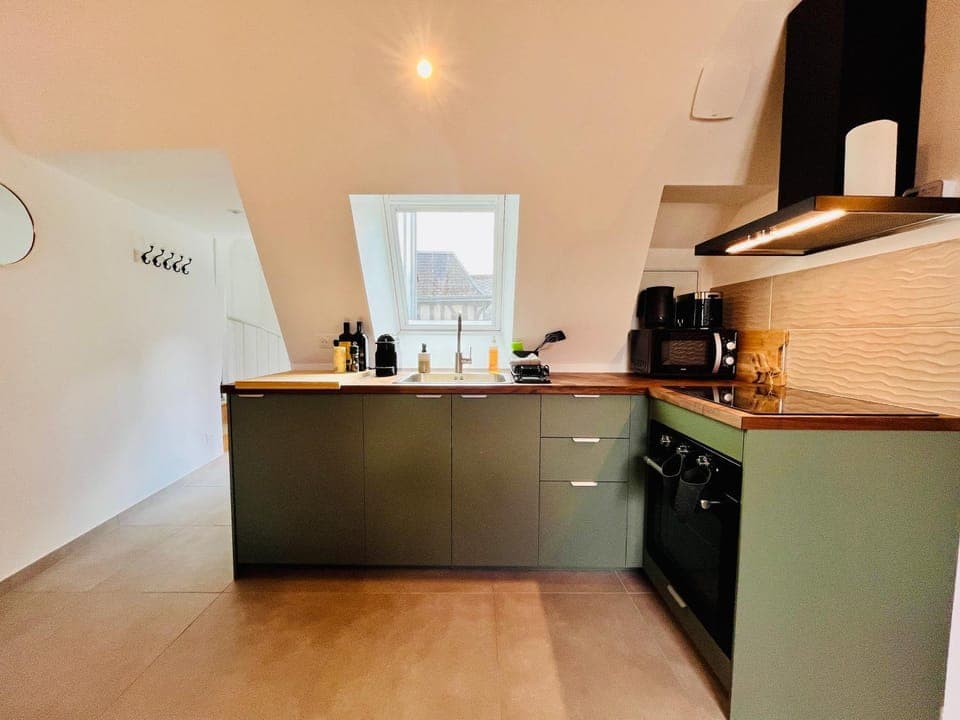 Coffee/tea facilities, Kitchen or kitchenette, stove, toaster