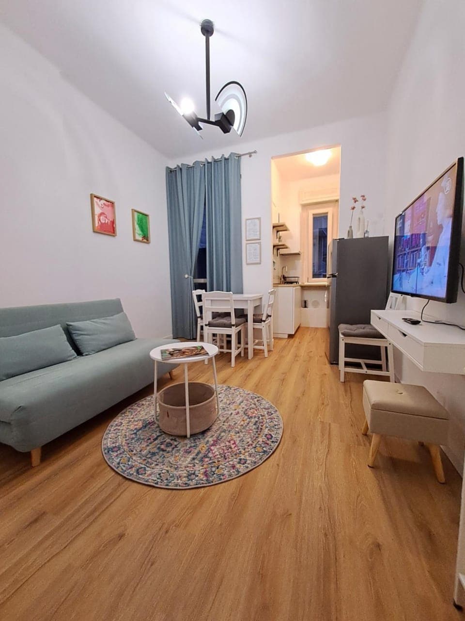 TV and multimedia, Living room, Seating area, Evening entertainment