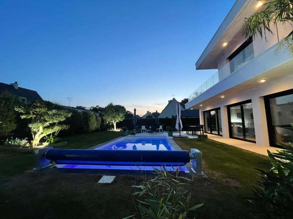 Property building, Garden, Pool view, Swimming pool, Swimming pool, sunbed