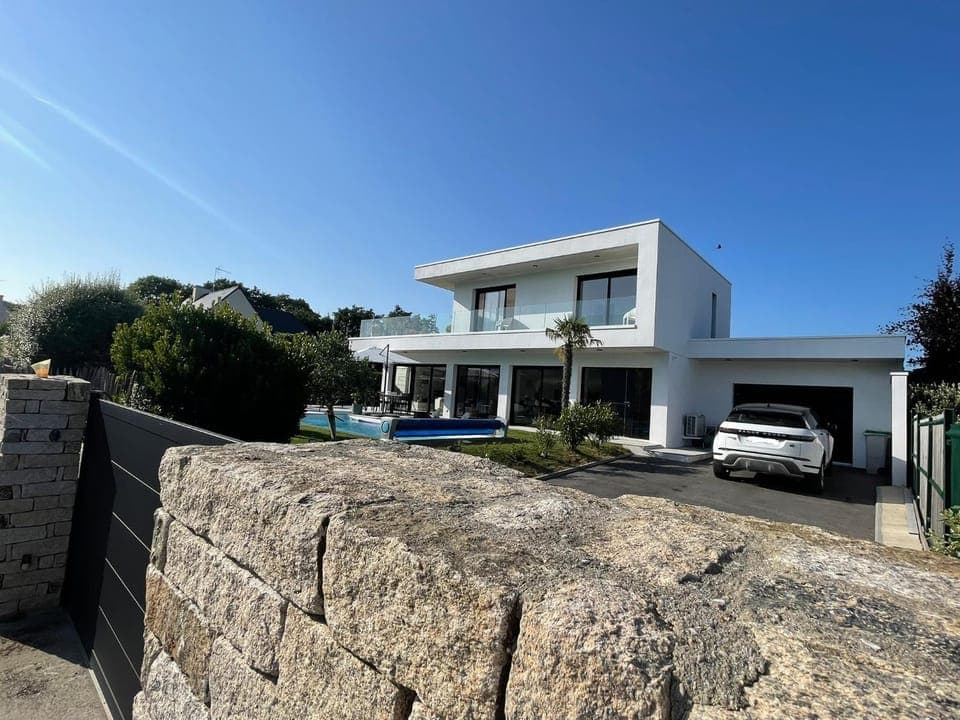 Property building, Day, Pool view, Swimming pool, Parking