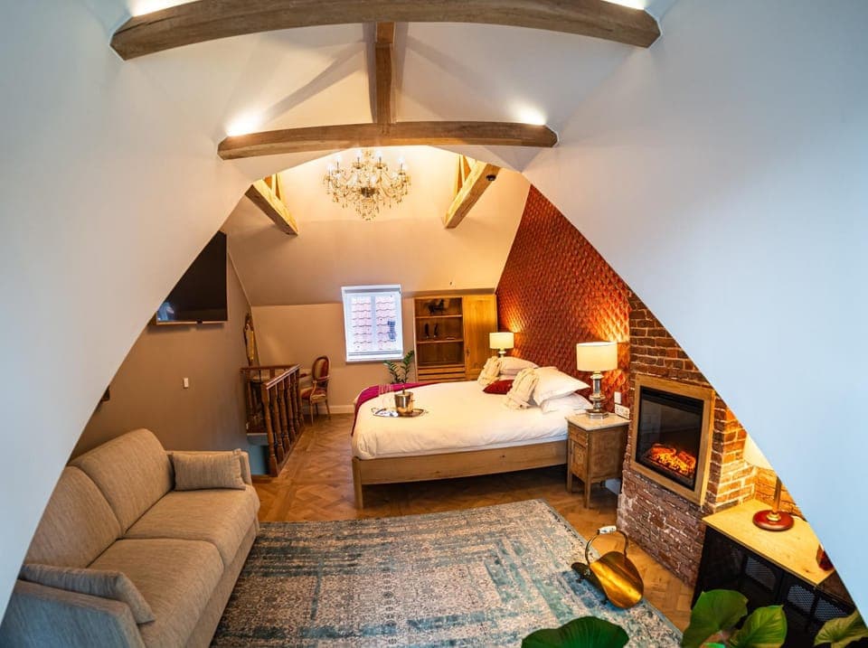 Bed, TV and multimedia, Photo of the whole room, Seating area, Bedroom, fireplace